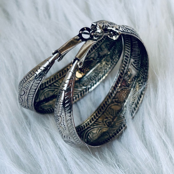 🔥SOLD🔥Large Silver Tone Hoop Earrings - Picture 5 of 5